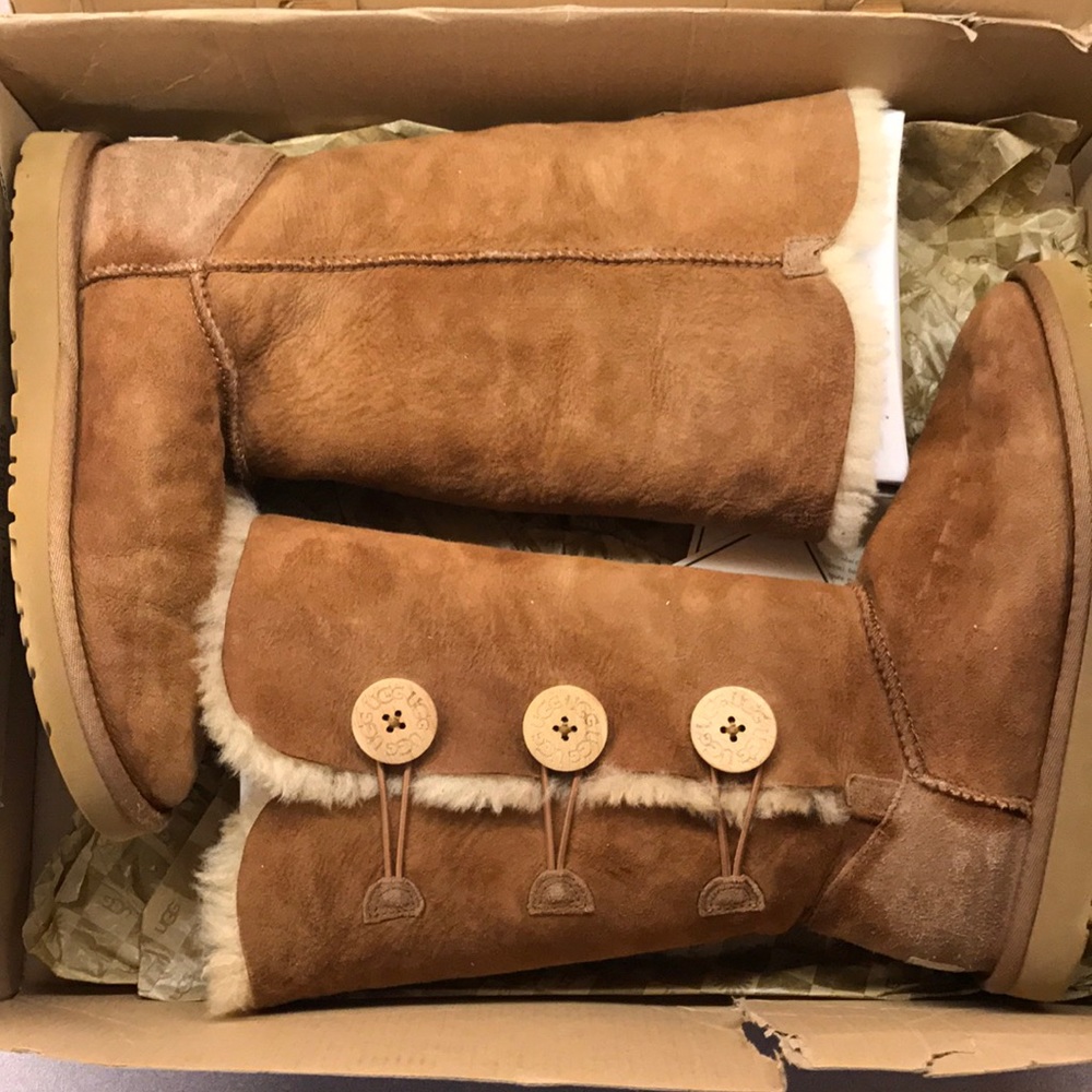 UGG boots women's size 7 with box and care kit
